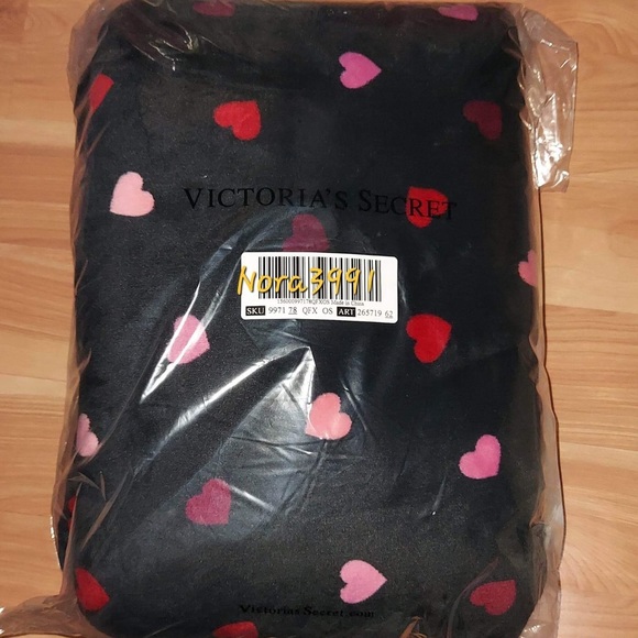 Victoria secret Sherpa Blanket NIP - Picture 3 of 4